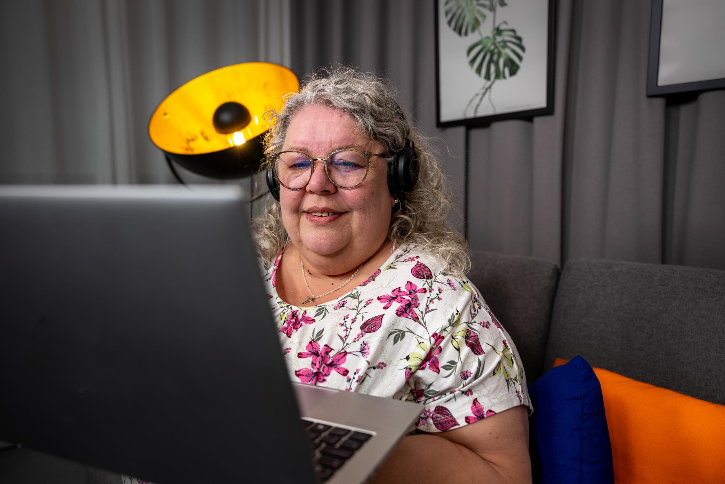Suomen Yrittäjäopiston kouluttaja katsomassa webinaaria.