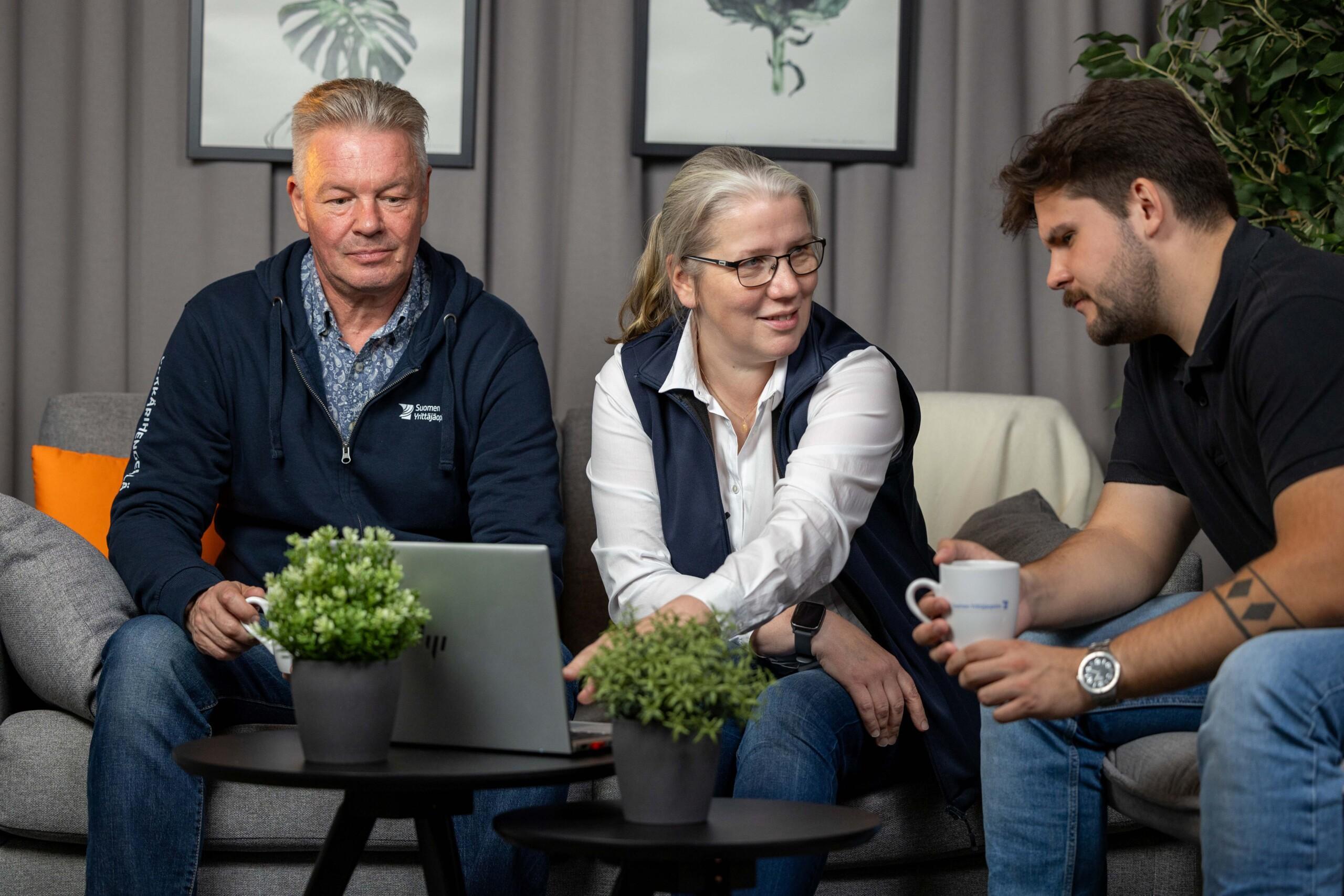 Yhtiöittäisinkö maatilani hankkeen kouluttajia keskustelemassa webinaarista.